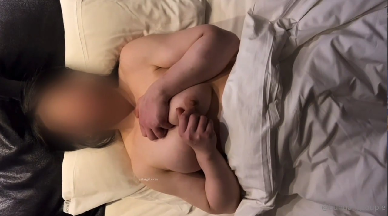 长袜中令人惊叹的黑发很烂 被鸡巴操到爽